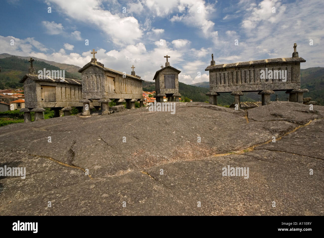 Scheunen auf Stelzen in Soajo, einem Dorf in der Region hohe Minho (Portugal). Spalieren du Village de Soajo (Haut Minho - Portugal) Stockfoto