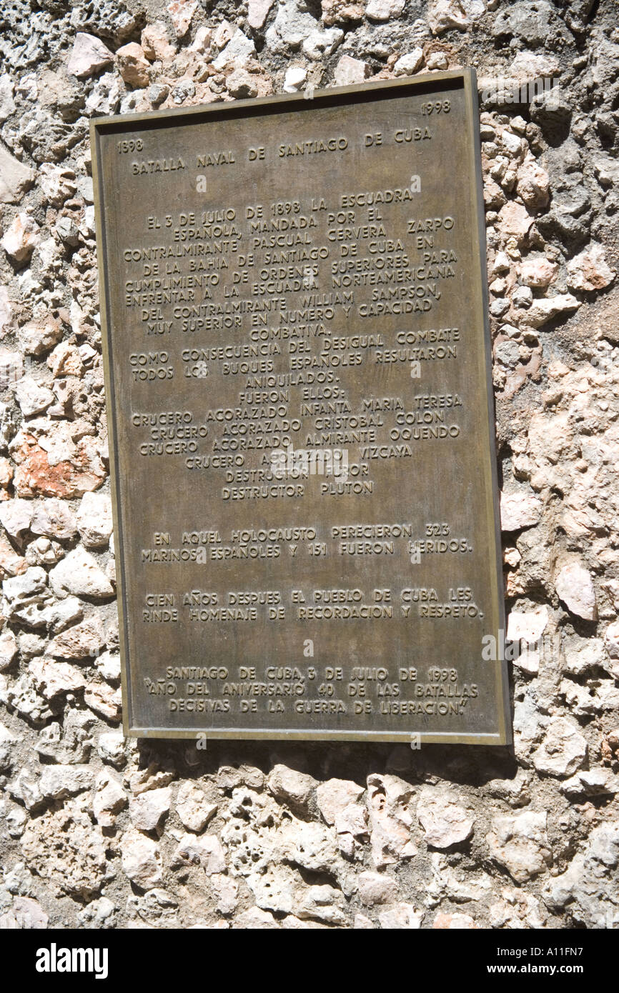 Gedenktafel am Castillo del Morro San Pedro De La Roca Fort, Santiago De Cuba, Kuba über eine Seeschlacht gegen die spanische Stockfoto