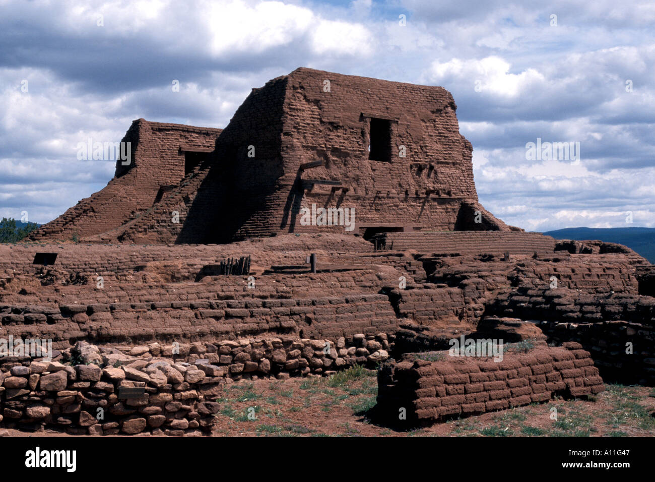 Pecos National Historical Park New Mexico einen uralten Pueblo Dorf zusammen mit einem spanischen kolonialen Kirche Stockfoto