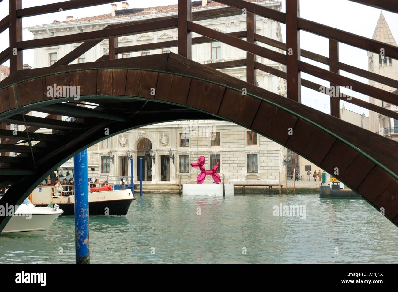 Venedig, Italien, Europa, Balloon Dog von jeff Koons durch Holzbrücke in der Francois Pinault Collection des Palazzo Massi gesehen Stockfoto