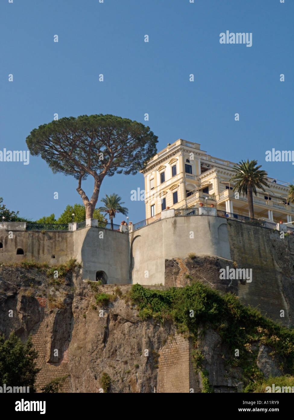 Schirmkiefer und das historische Wahrzeichen der Villa La Terrezza, Sorrent, Bucht von Neapel, Amalfiküste, Italien Stockfoto