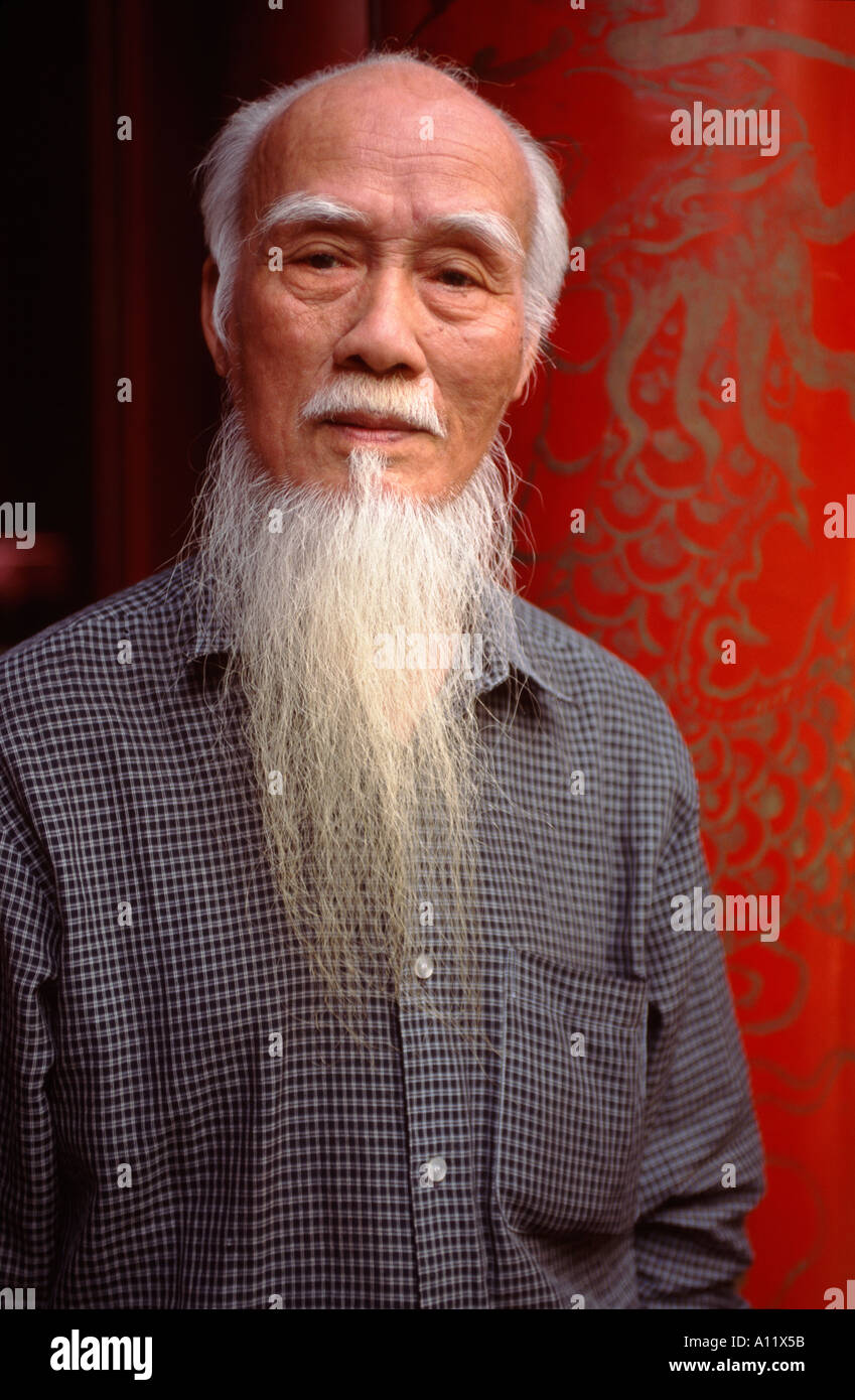 Alter Mann mit langen, weißen Bart am Bach Ma White Horse Tempel im alten Viertel von Hanoi, Vietnam Stockfoto