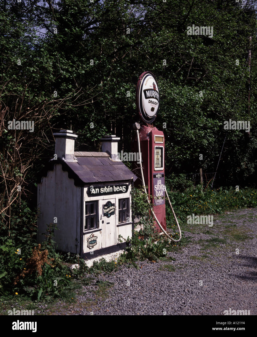 Ein altes Benzin Gas Pump verwendet für Werbung Irish Stout und Sibin Bar bei Healy Pass Lauragh in der Nähe von Kenmare Stockfoto