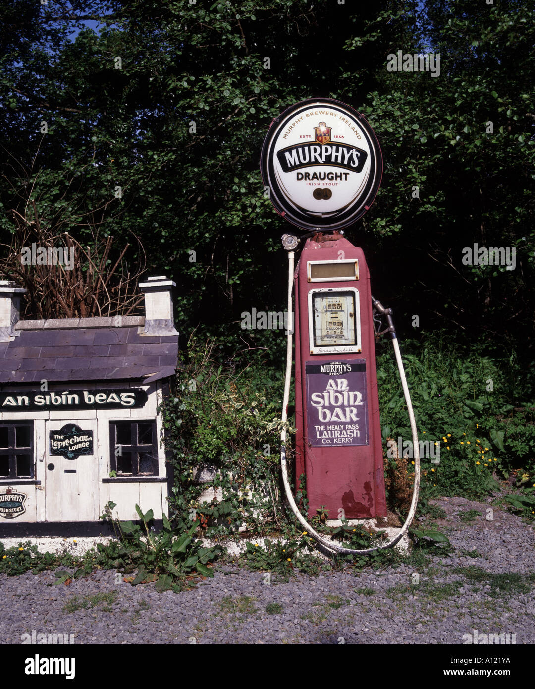 Ein altes Benzin Gas Pump verwendet für Werbung Irish Stout und Sibin Bar bei Healy Pass Lauragh nr Kenmare Stockfoto