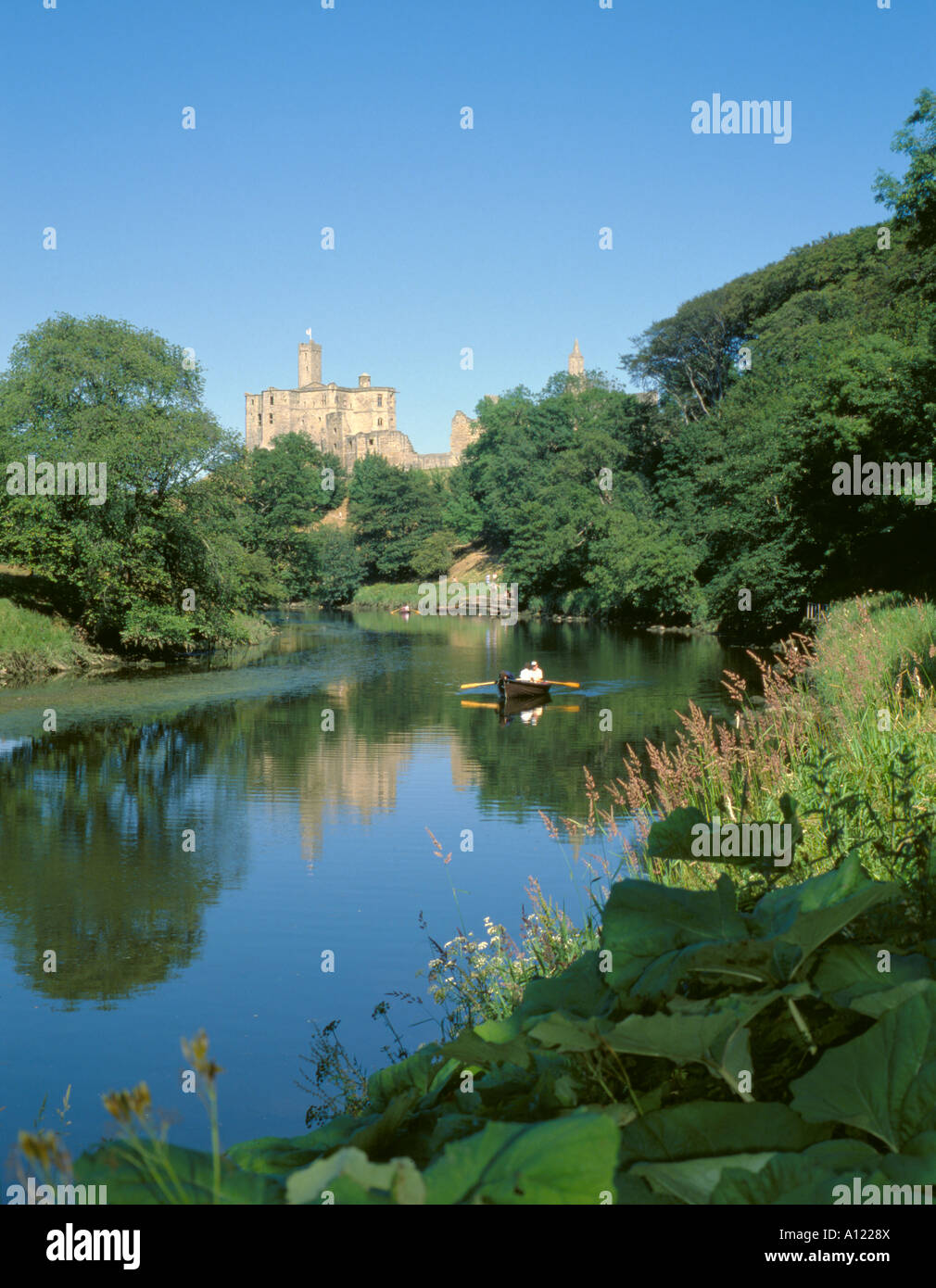 Warkworth Castle über den Fluß Coquet, warkworth, Northumberland, England, UK. Stockfoto