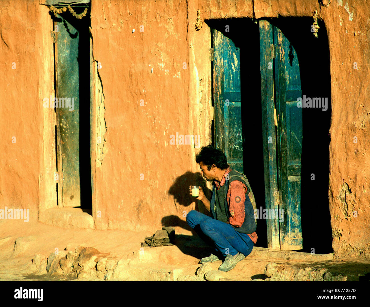 Entspannte Momente über Morgentee im Himalaya, Nepal Stockfoto