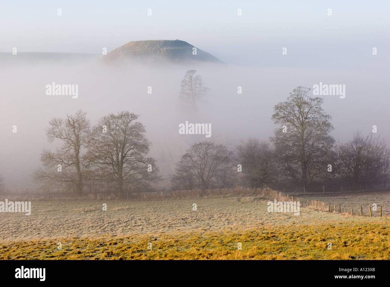 Geheimnisvolle neolithischen Denkmal Silbury Hill in Wiltshire in frühen Morgennebel gehüllt Stockfoto