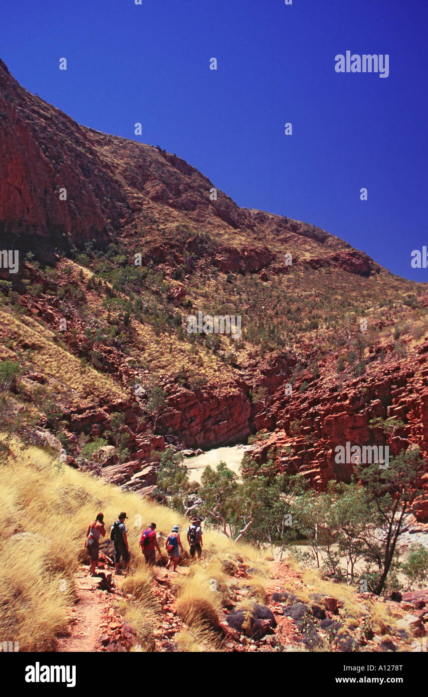 Menschen zu Fuß durch Ormiston Gorge, Alice Springs, Northern Territory, Australien Stockfoto