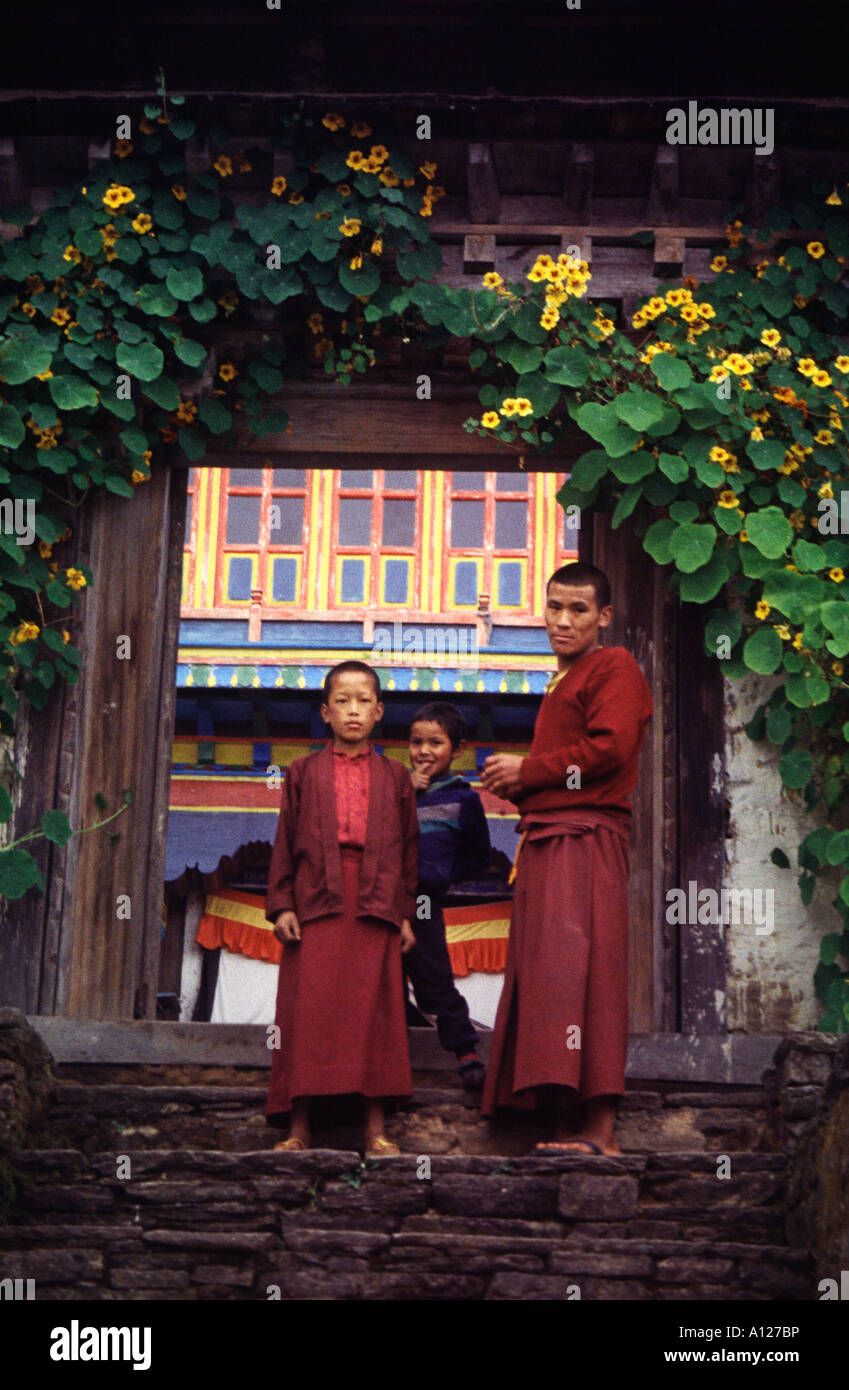 Eine Gruppe von jungen buddhistische Mönche in ein kleines Kloster in der Sollu Khumbu-Region des Himalaya in Nepal Stockfoto