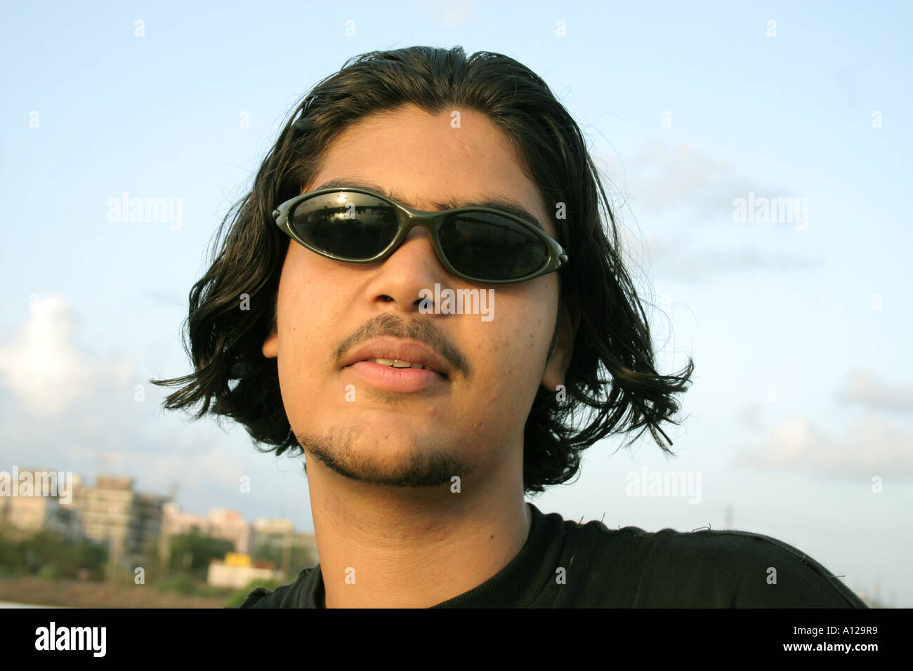 Indische Modell Lange Haare Sonnenbrille Schnurrbart Bart Mumbai Maharashtra Indien Herr 542 Stockfotografie Alamy