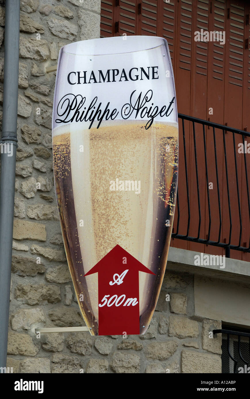 Glas Champagner Werbeschild für eine Sektkellerei, Thil,"Champagne  Ardennes"Frankreich Stockfotografie - Alamy