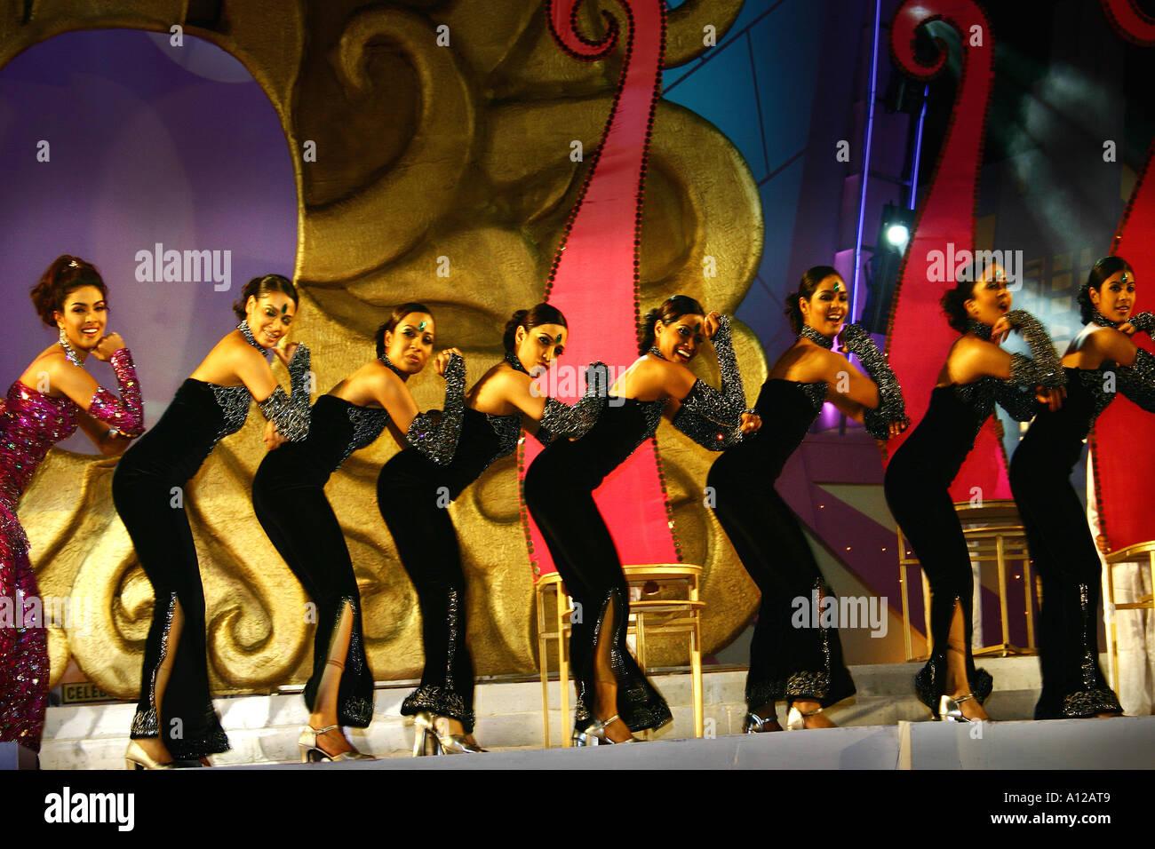 RSC75022 Indische Bollywood-Schauspielerin Priyanka Chopra tanzen auf der Bühne Indien Stockfoto