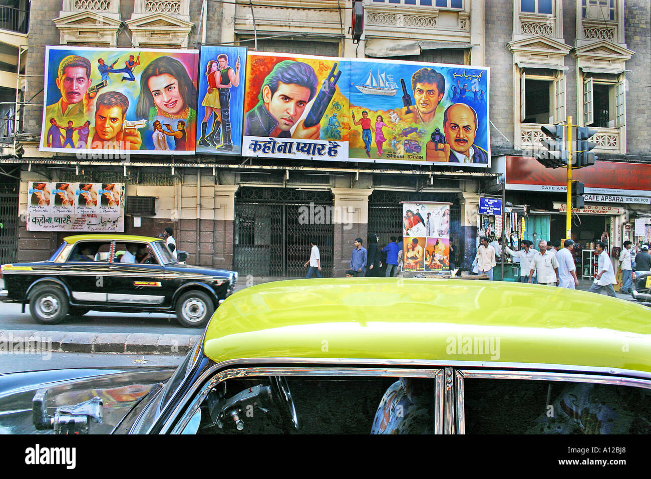 Indische Straßenszene mit schwarz gelbem Dachtaxi mit Bollywood Hindi-Filmhalle Capitol Cinema im VT CST Bombay Mumbai Maharashtra India Asia Stockfoto