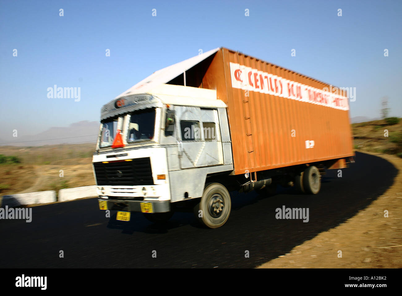 Transport von Export-Container auf LKW Beschleunigung auf der nationalen Autobahn Nummer drei in der Nähe Bombay Mumbai Indien Stockfoto