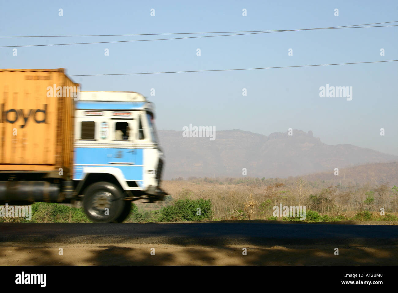 Transport von Containern auf LKW auf National Highway Nummer 3 Mumbai Nasik Road Maharashtra Indien geladen Stockfoto