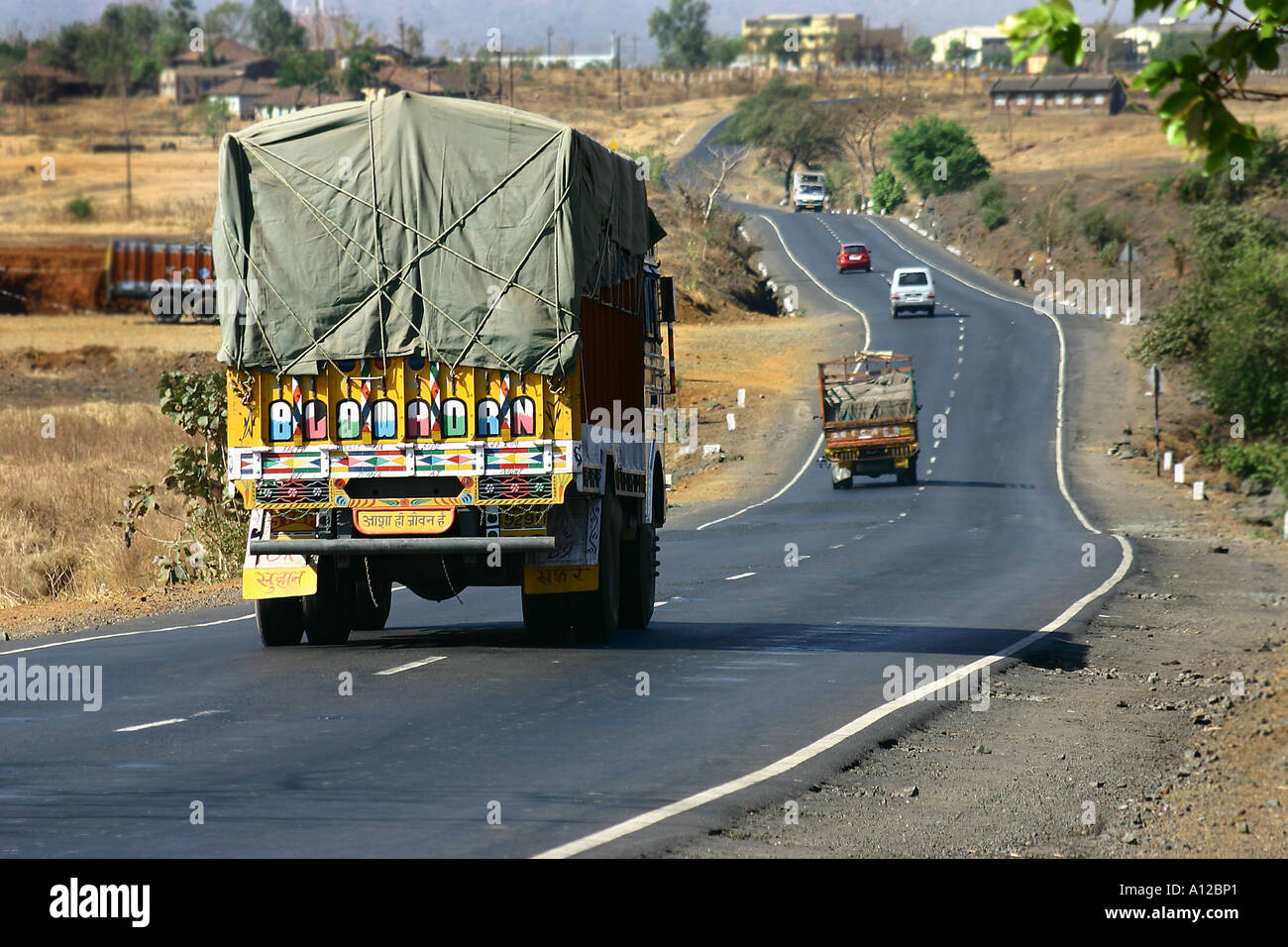 Transport beladenen Lastwagen auf der Straße National Highway Nummer 3 Maharashtra Indien Stockfoto