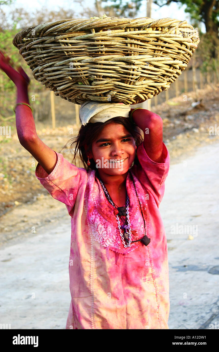 Ländliche indischen Mädchen mit einer Last arbeiten Kinderarbeit Mandu Madhya Pradesh, Indien Stockfoto