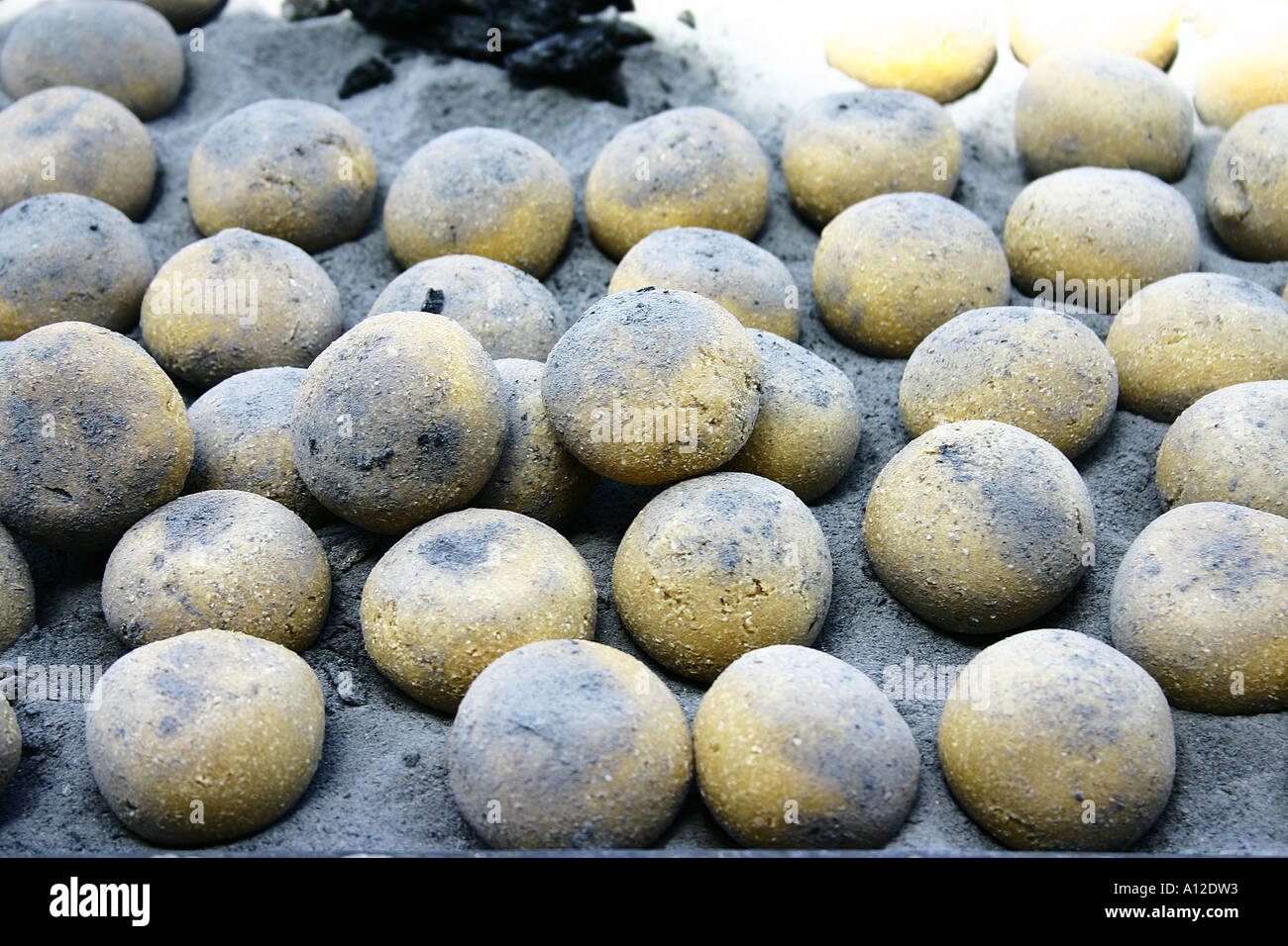 RSC75120 indisches Essen Bati oder Litty Runde Form von Weizen-Mehl gebraten auf Kohle Wärme Ujjain Madhya Pradesh, Indien Stockfoto