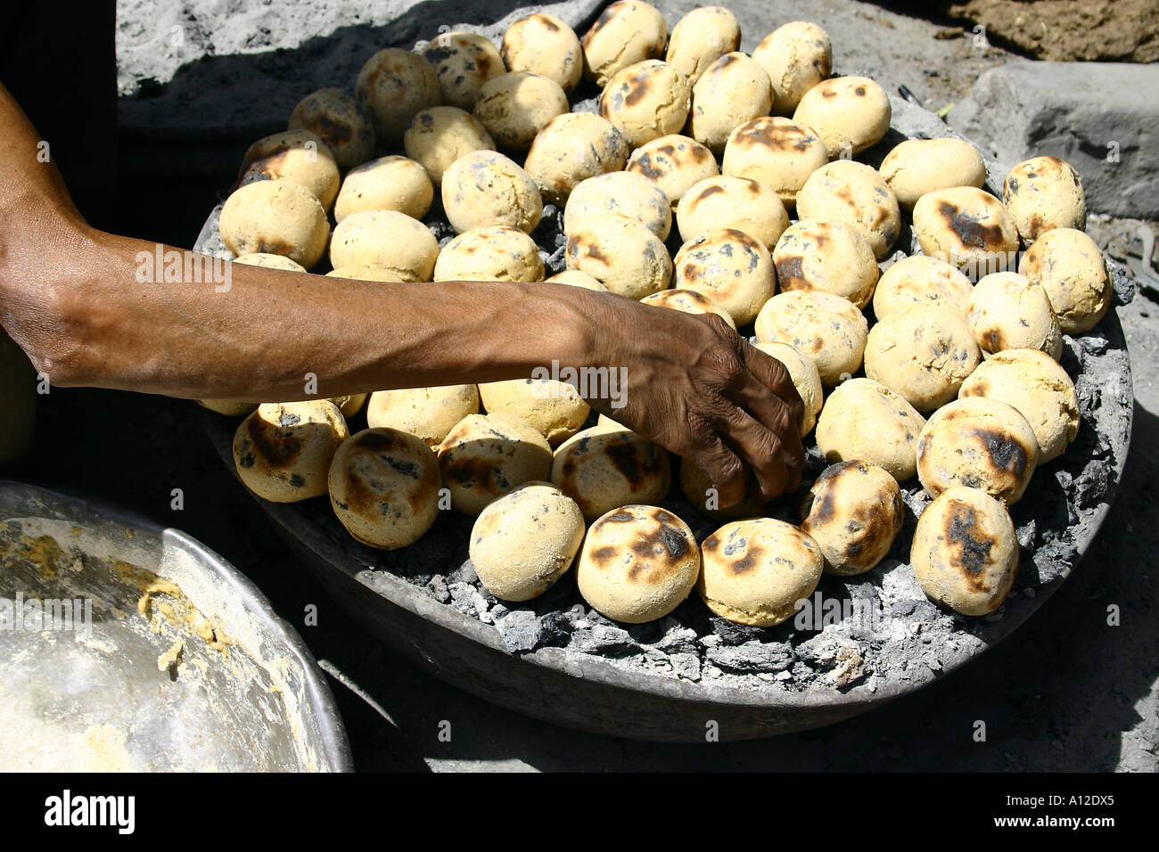 RSC75122 indisches Essen Bati oder Litty Runde Form von Weizen-Mehl gebraten auf Kohle Wärme Ujjain Madhya Pradesh, Indien Stockfoto