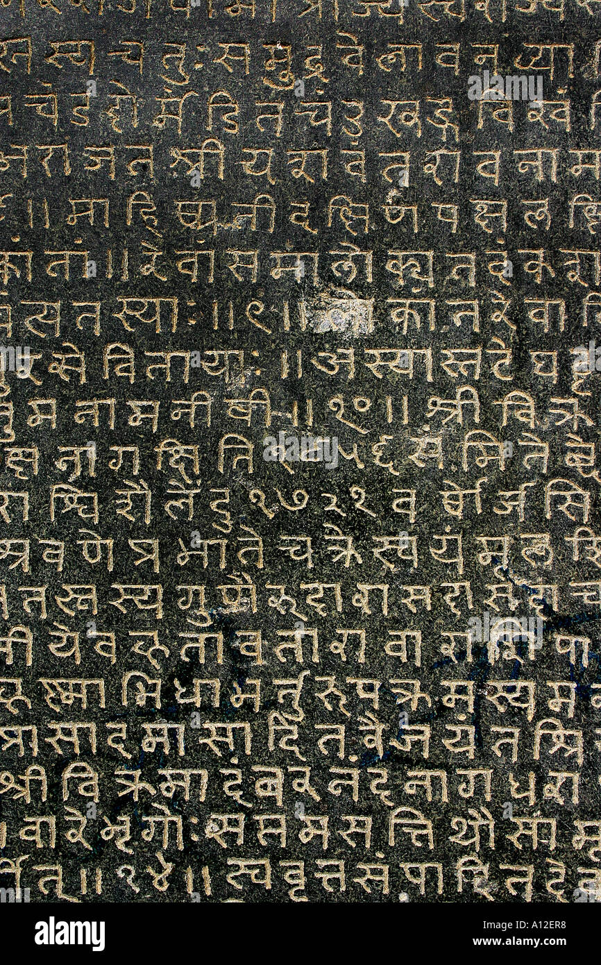Sanskrit-Sprachskript auf Steinmauer des Welterbes Ahilayabai-Tempels, Maheshwar, Madhya Pradesh, Indien, Asien Stockfoto