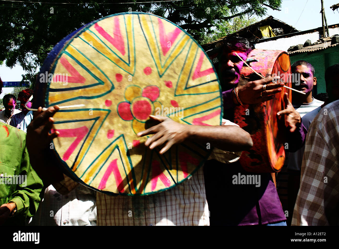 RSC75155 indisches Musikinstrument Dafali gespielt auf Holi Festival in Mandu Indien Stockfoto