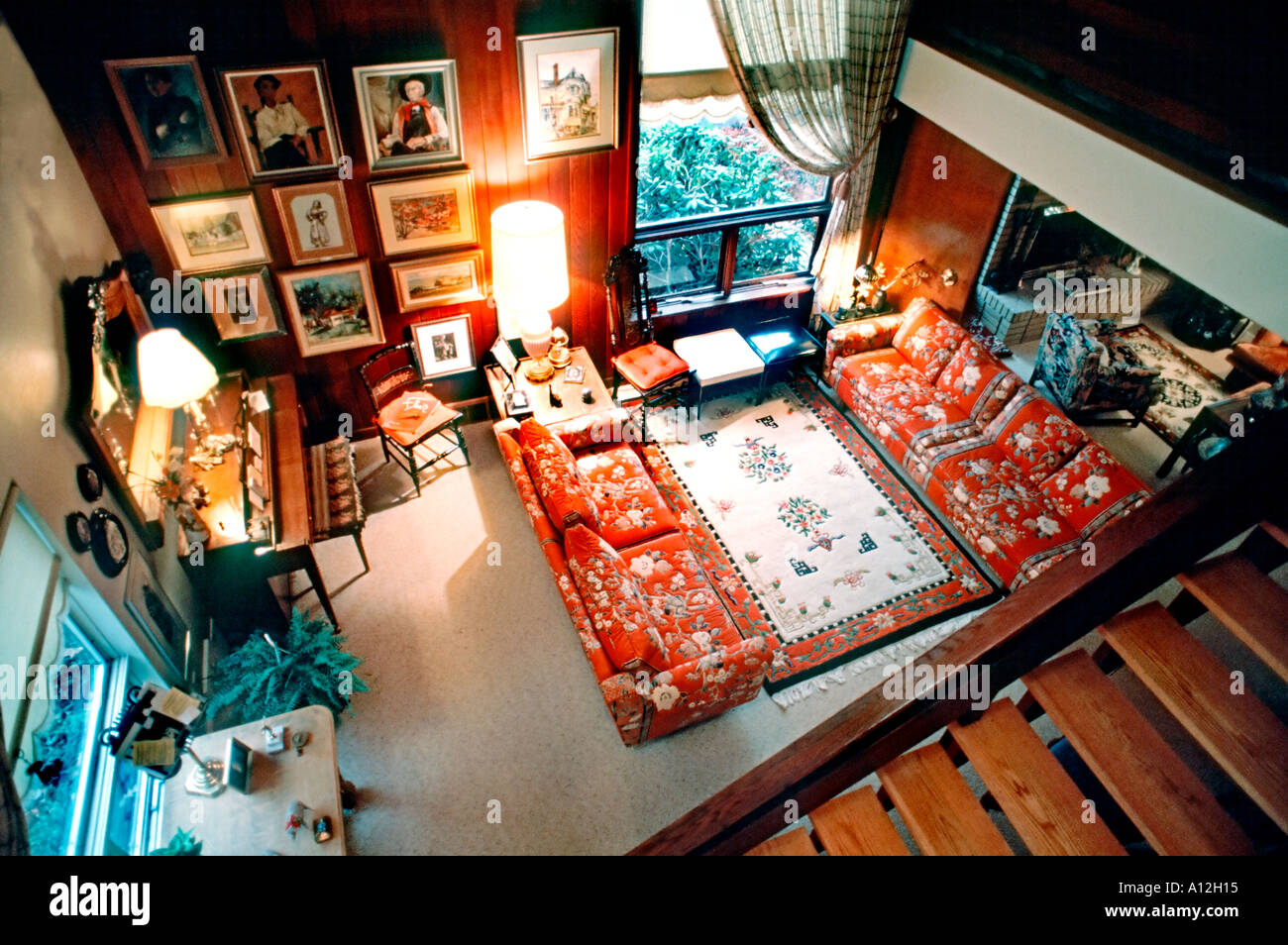 Pittsburgh, PA, USA American Single Family House, Innenarchitektur 1950er Jahre offenes Wohnzimmer, Hochwinkel, Vorstadthaus, Luftsicht, Fenster, Vintage-Teppich Stockfoto