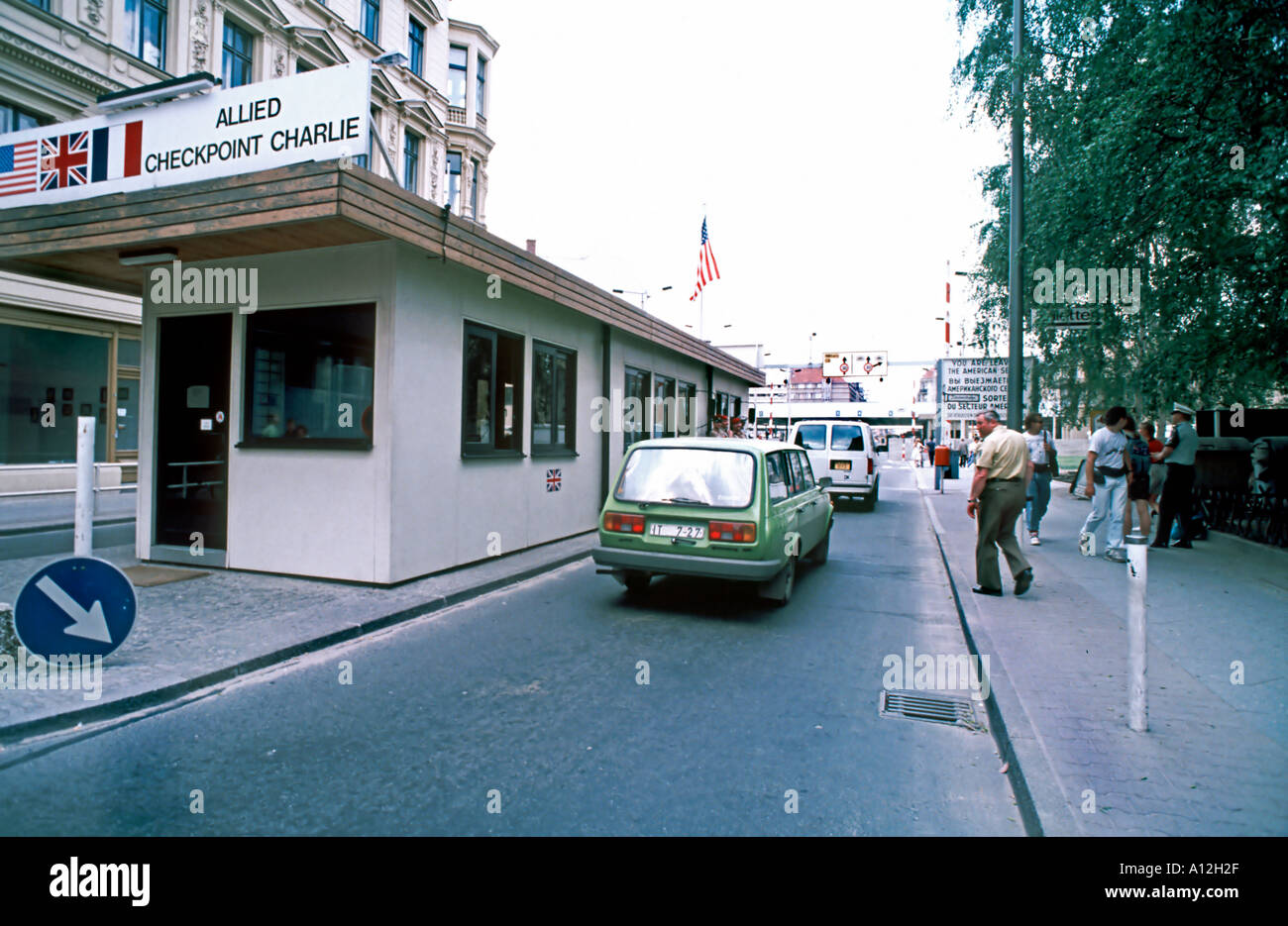 (Ehemaliger Osten) Berlin Deutschland „Checkpoint Charlie“ Ostwestgrenze an der Berliner Mauer Autos in die DDR (1980er Jahre) deutsche Vintage-Fotos 1990 Stockfoto