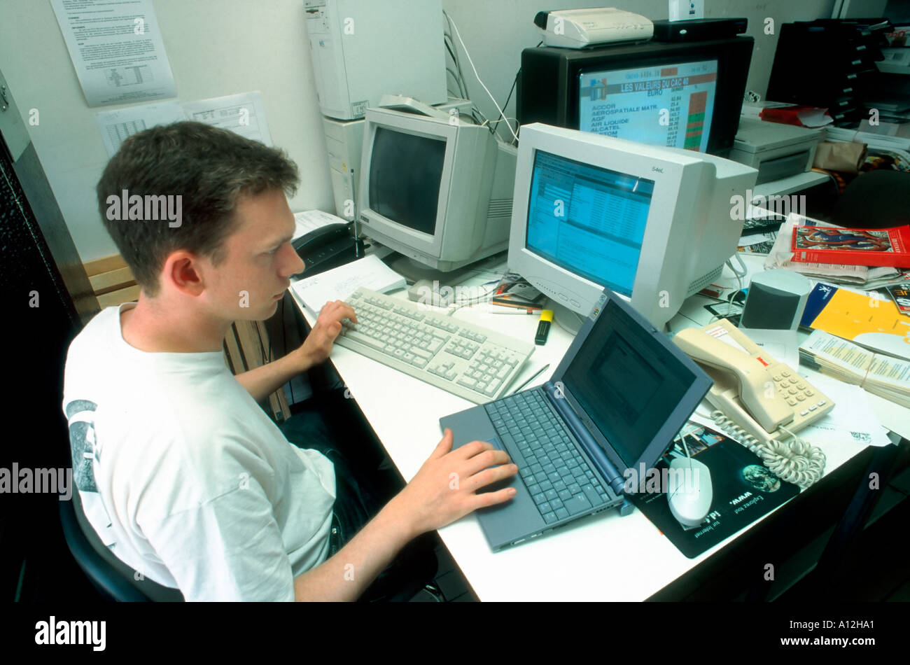 Bildung junger Erwachsener, französische Studenten, Mann, der arbeitet, Blick auf Laptop-Bildschirme im Universitätslabor „Ecole Central“ in Frankreich Stockfoto