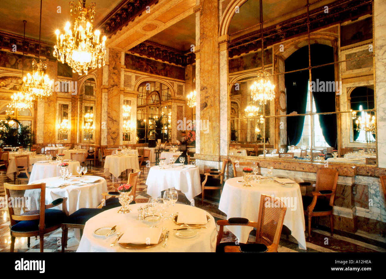Paris Frankreich, französisches Haute Cuisine Restaurant, Speisesaal 'Hotel de Crillon' 'Les Ambassadeurs' europäisches Luxusdesign, Gastronomie, Stockfoto