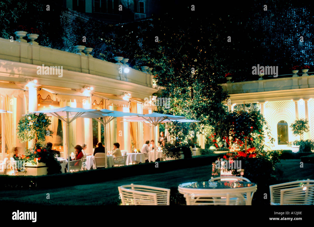 Frankreich, Paris, französisches Restaurant 'Le Bristol' 'Haute Cuisine' 'Hotel Le Bristol' Terrassenblick bei Nacht im Garten, Menschen, luxuriöses Essen von außen Stockfoto