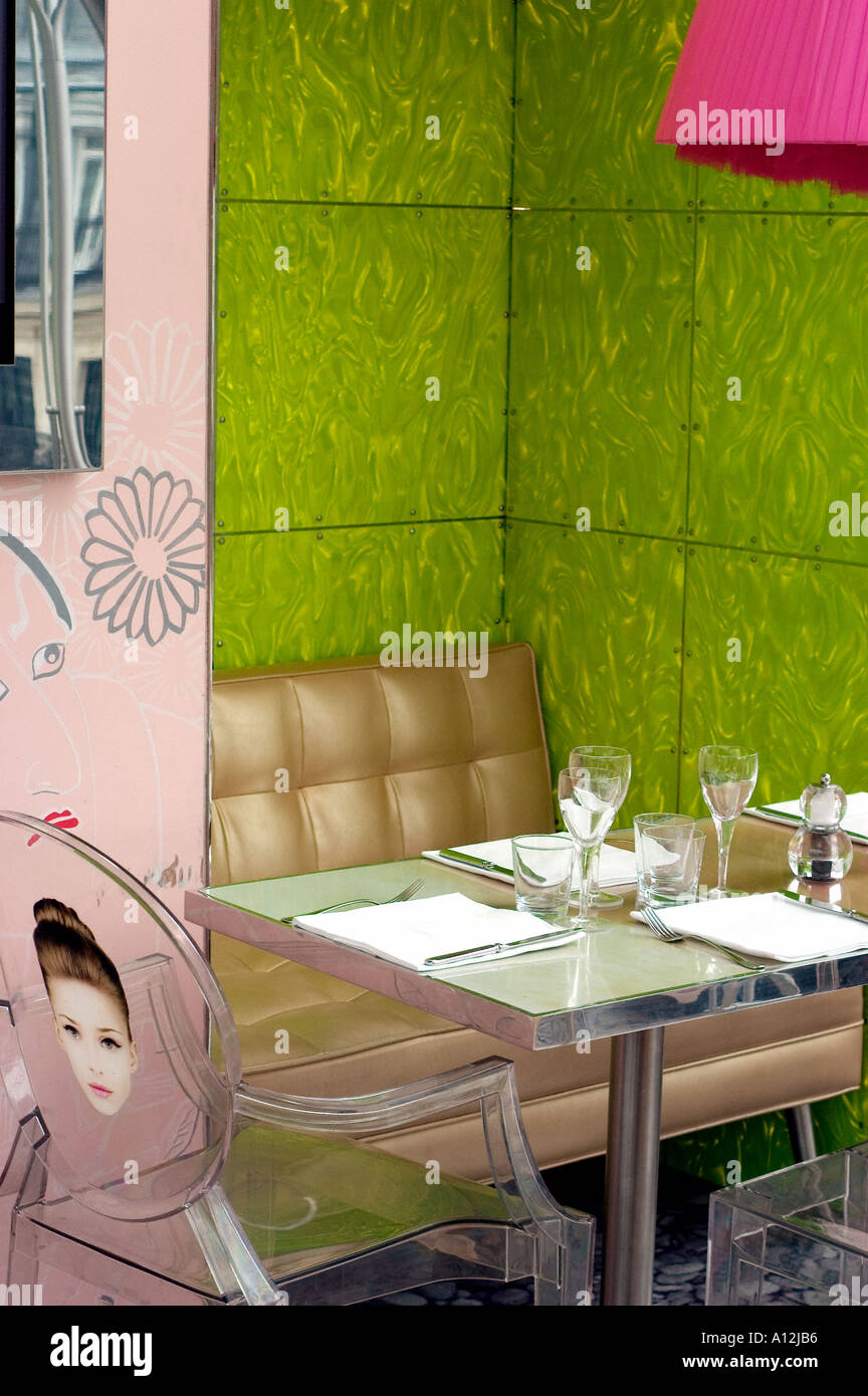 Paris Frankreich, trendiges französisches Restaurant 'Kong' Interior Design von 'Philippe Starck' zeitgenössischer Stil originelles, farbenfrohes Interieur Stockfoto
