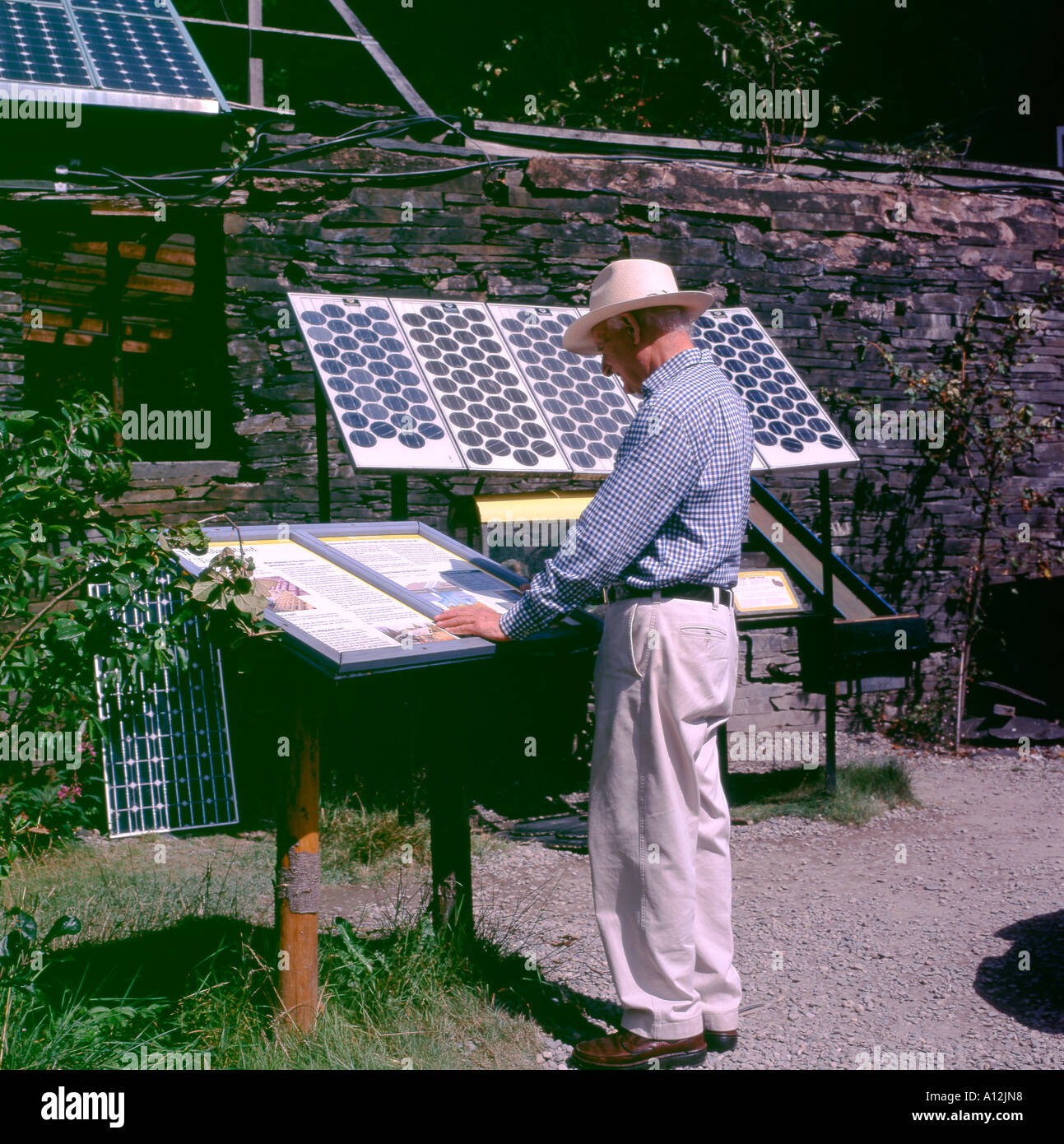 Ein Mann liest Informationstafeln im Zentrum für Alternative Technologie, Machynlleth, Wales, UK Stockfoto