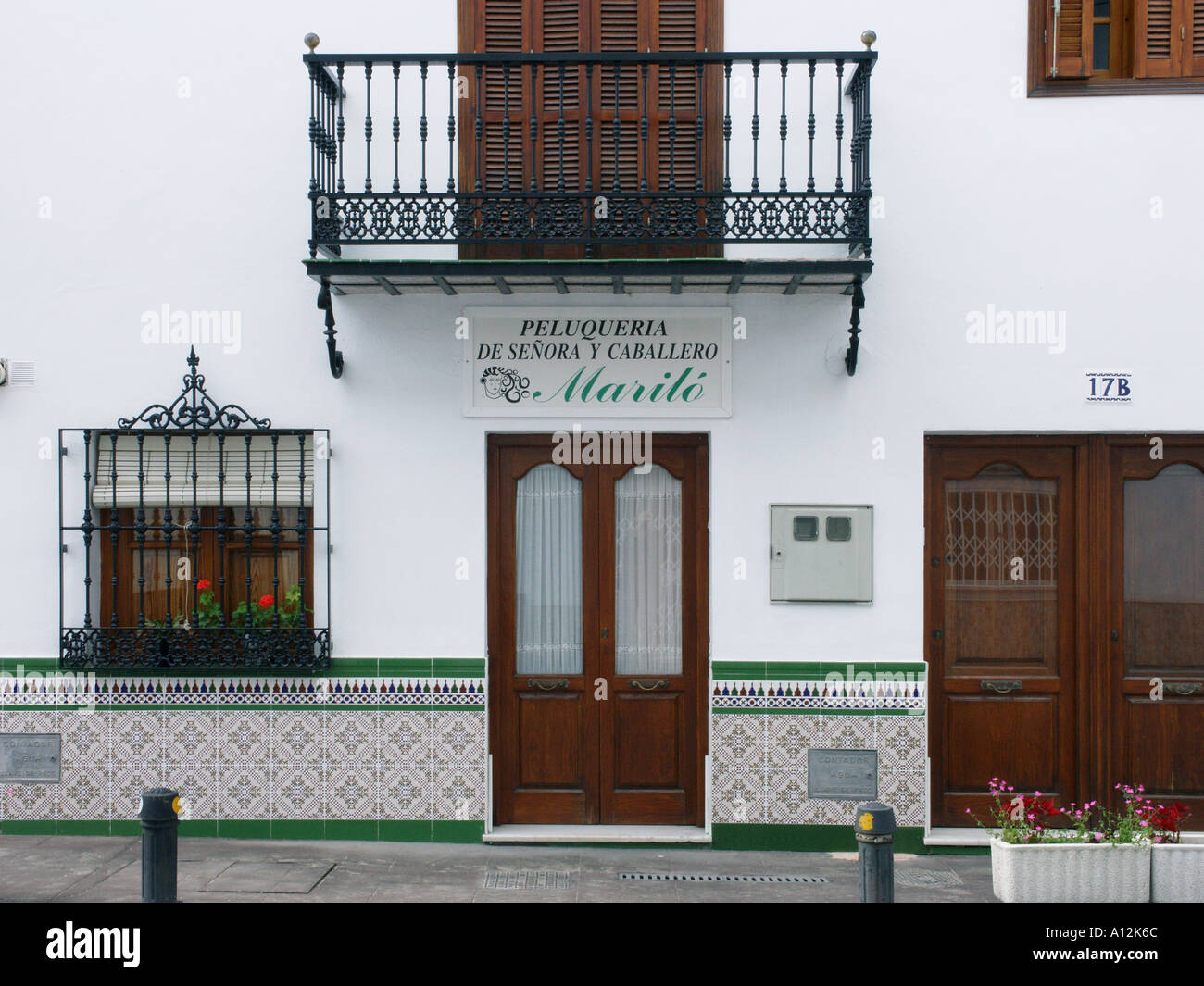 In einem Dorf von Andalusien ist Andalusien Südspanien dieses gepflegte Stadthaus auch der Standort von einem Friseurgeschäft Stockfoto