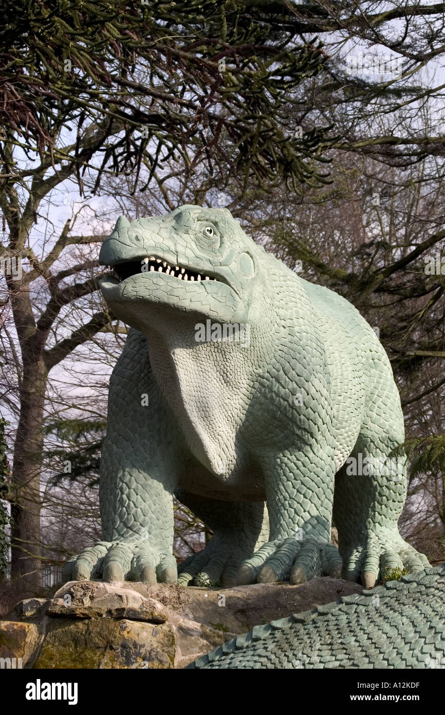 Igunanodon-Dinosaurier-Modell. Crystal Palace Park prähistorische Monster Trail, Sydenham, London, England Stockfoto