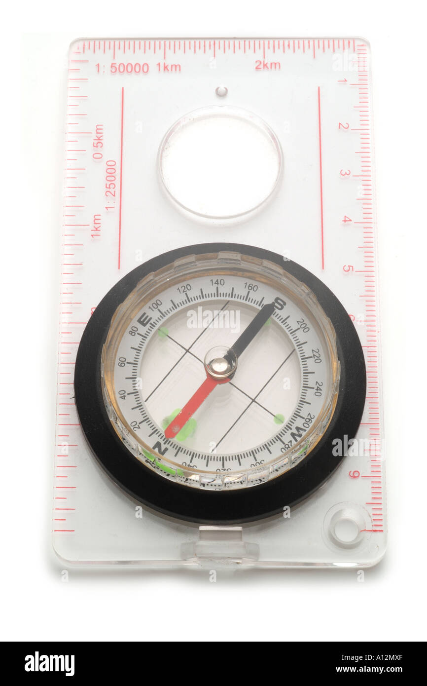 Modernen aktuellen transparenten Kunststoff Wanderer Kompass mit Konvertierung Kartenmaßstab und Lupe Stockfoto