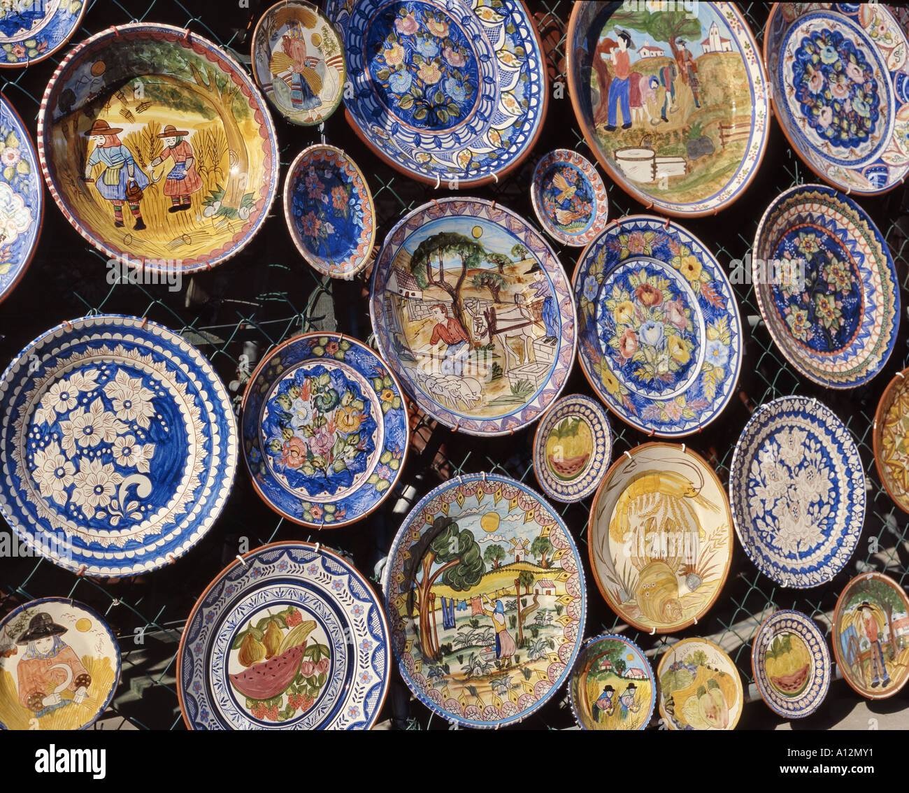 rustikale handbemalte Keramik zum Verkauf in Monchique, Algarve, Portugal Stockfoto