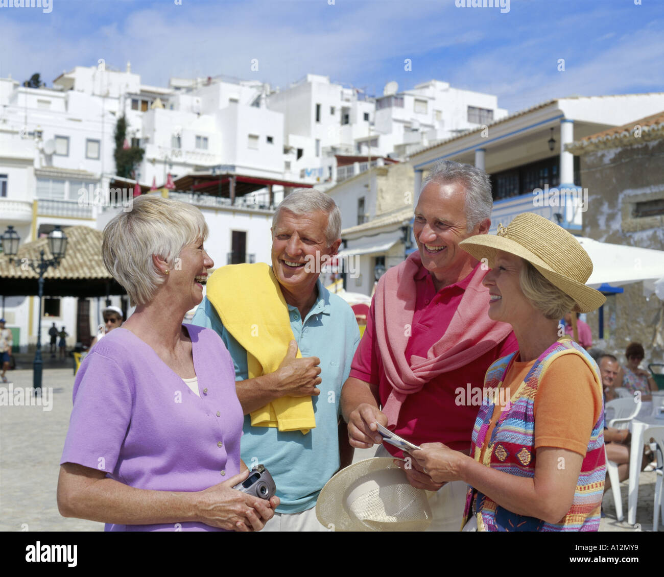 ältere Ehepaare der Pensionierung Alter Chat im Urlaub in Straße, Algarve, Portugal Stockfoto