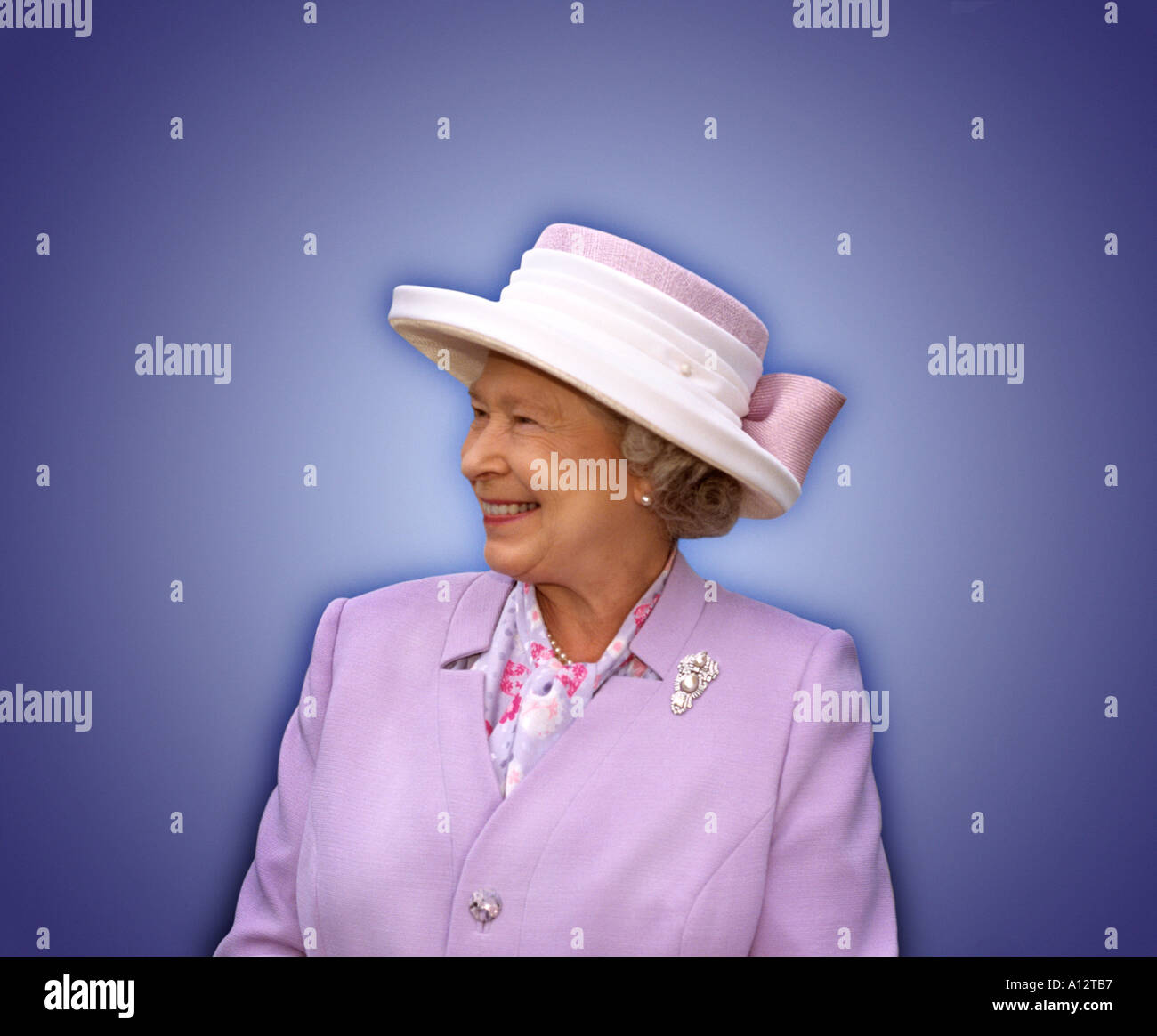 Königin ELIZABETH HRH EIN lächelnd ausgeschnittenes Porträt einer glücklichen HRH-Königin Elizabeth II. Schnitt auf einem königsblauen Hintergrund mit Schlagschatten aus Stockfoto