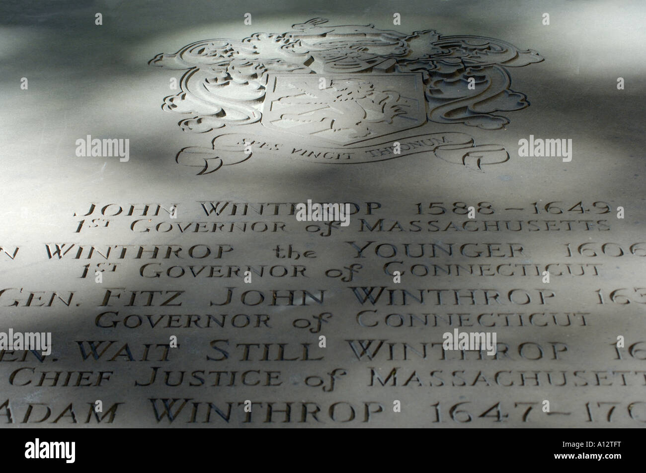Memorial Grabstein von John Winthrop im Kings Kapelle begraben Boden Boston Massachusetts. Digitale Fotografie Stockfoto