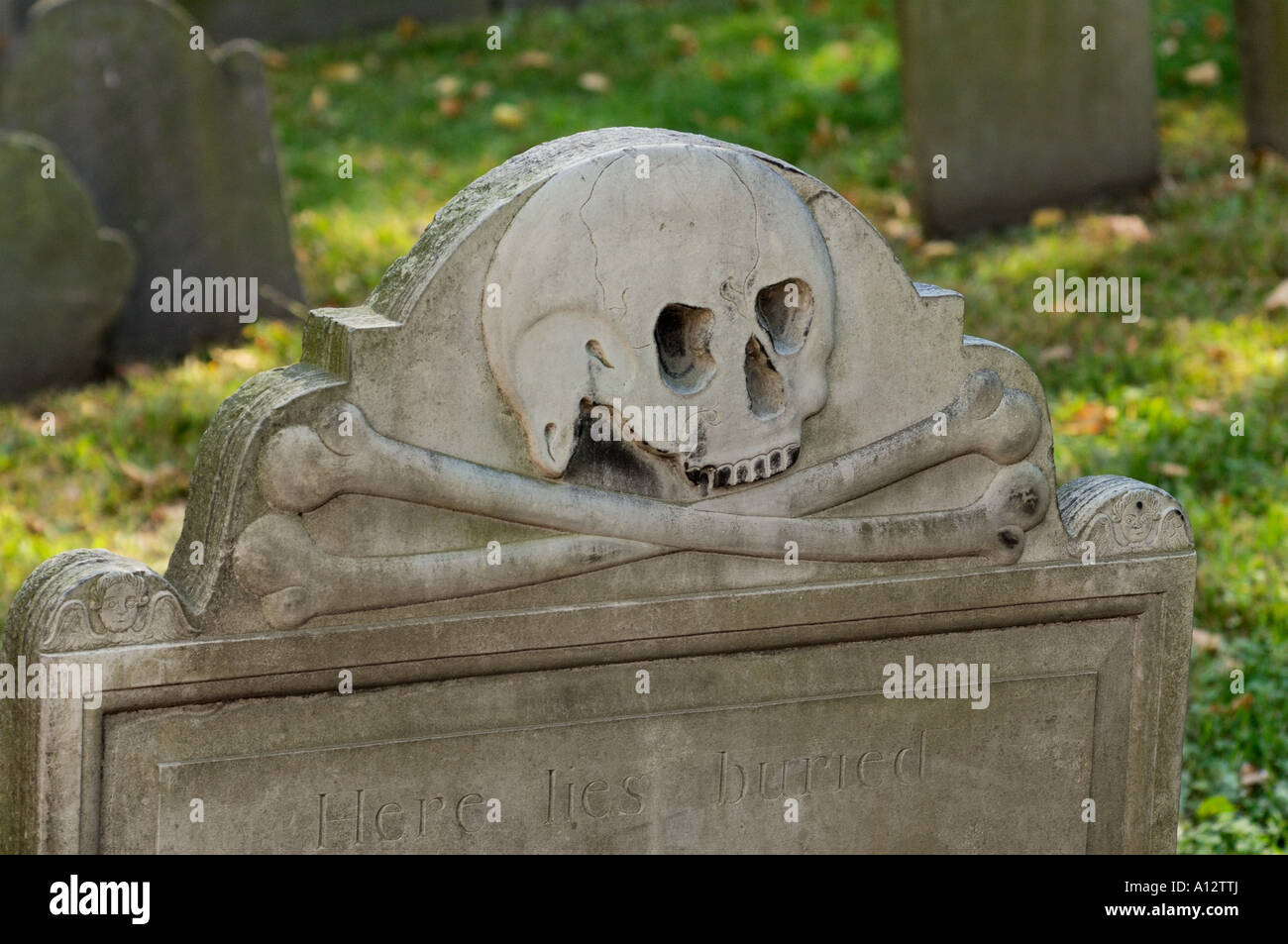 Totenkopf mit gekreuzten Knochen auf einem Grabstein in der alte Getreidespeicher begrub Masse Boston Massachusetts. Digitale Fotografie Stockfoto