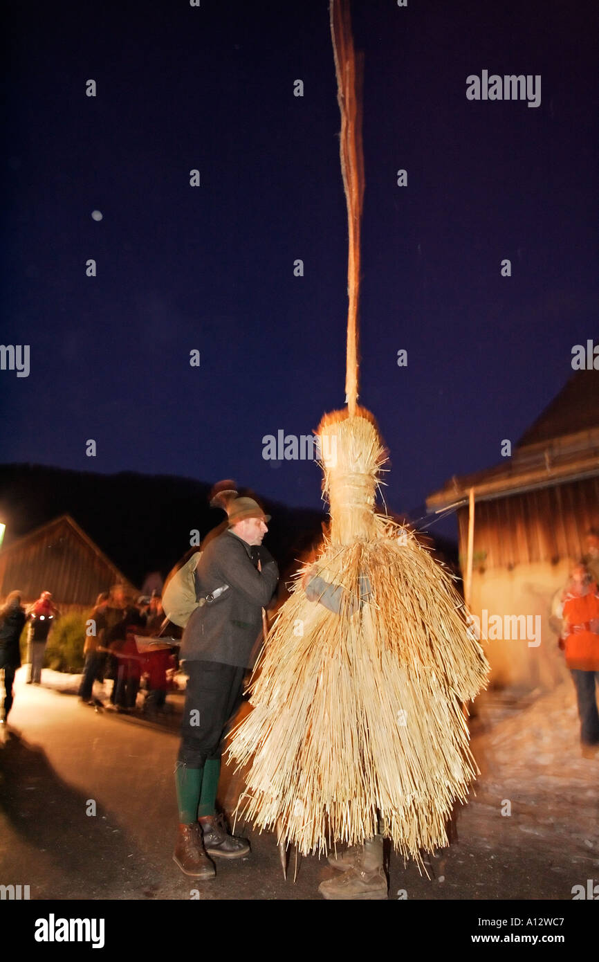 Die traditionelle mitterndorfer nikolausplay hat einzigartige Figuren wie den schab hier in dem kleinen Dorf krungl durchführen Stockfoto