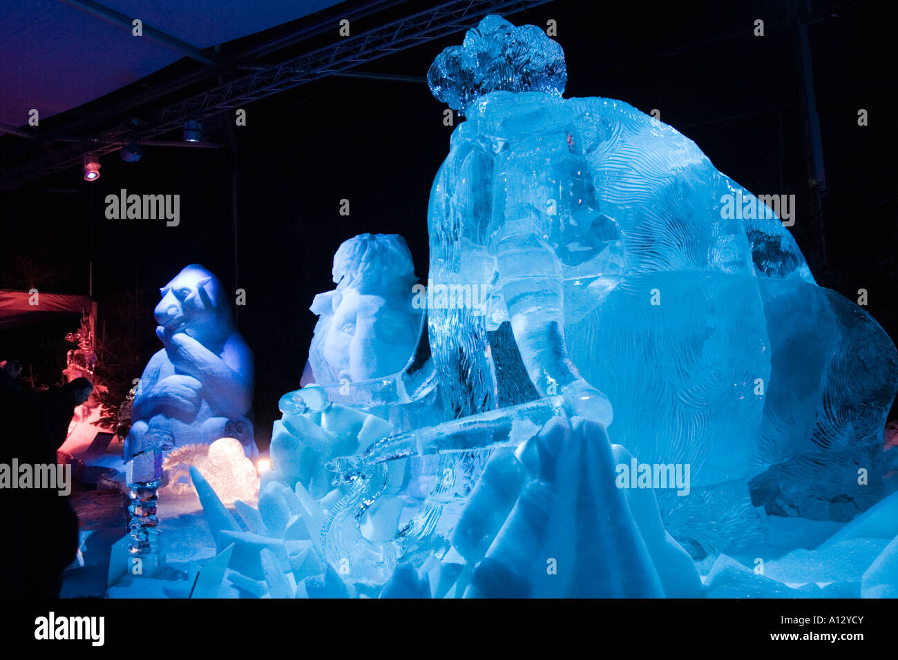 Lübeck an Weihnachten Eis Weltausstellung Rieseneishöhle Statuen des Tieres Charaktere aus dem Film Film Ice Age 2 – die Meltdow Stockfoto