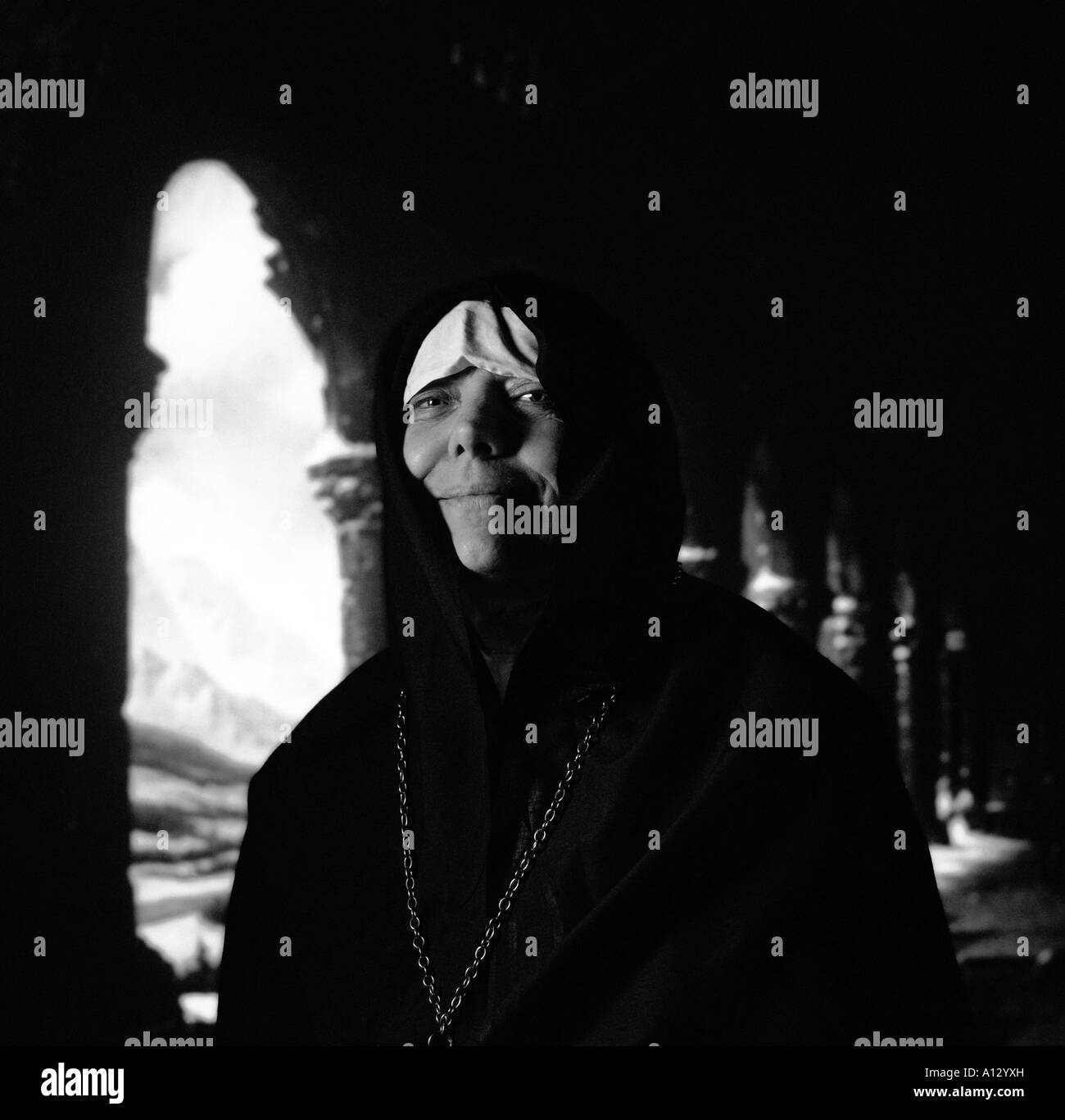 Nonne im Kreuzgang Stockfoto