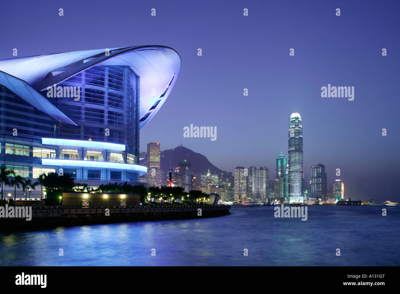 Hong Kong Convention und Exhibition Center Ifc-Gebäude und Finanzviertel im Hintergrund. Stockfoto