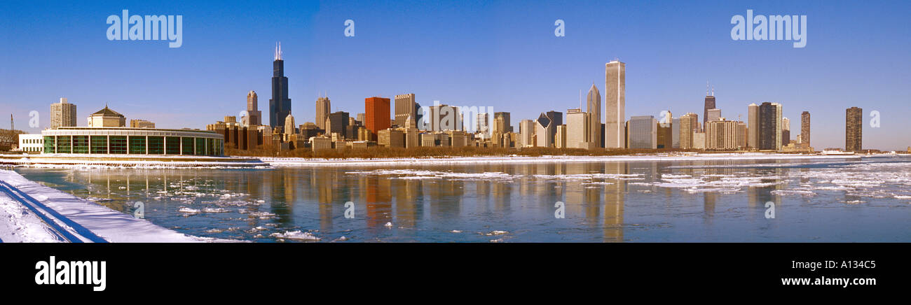 Chicago Illinois urban Skyline der Stadt und Reflexion im Winter mit Lake Michigan Stockfoto