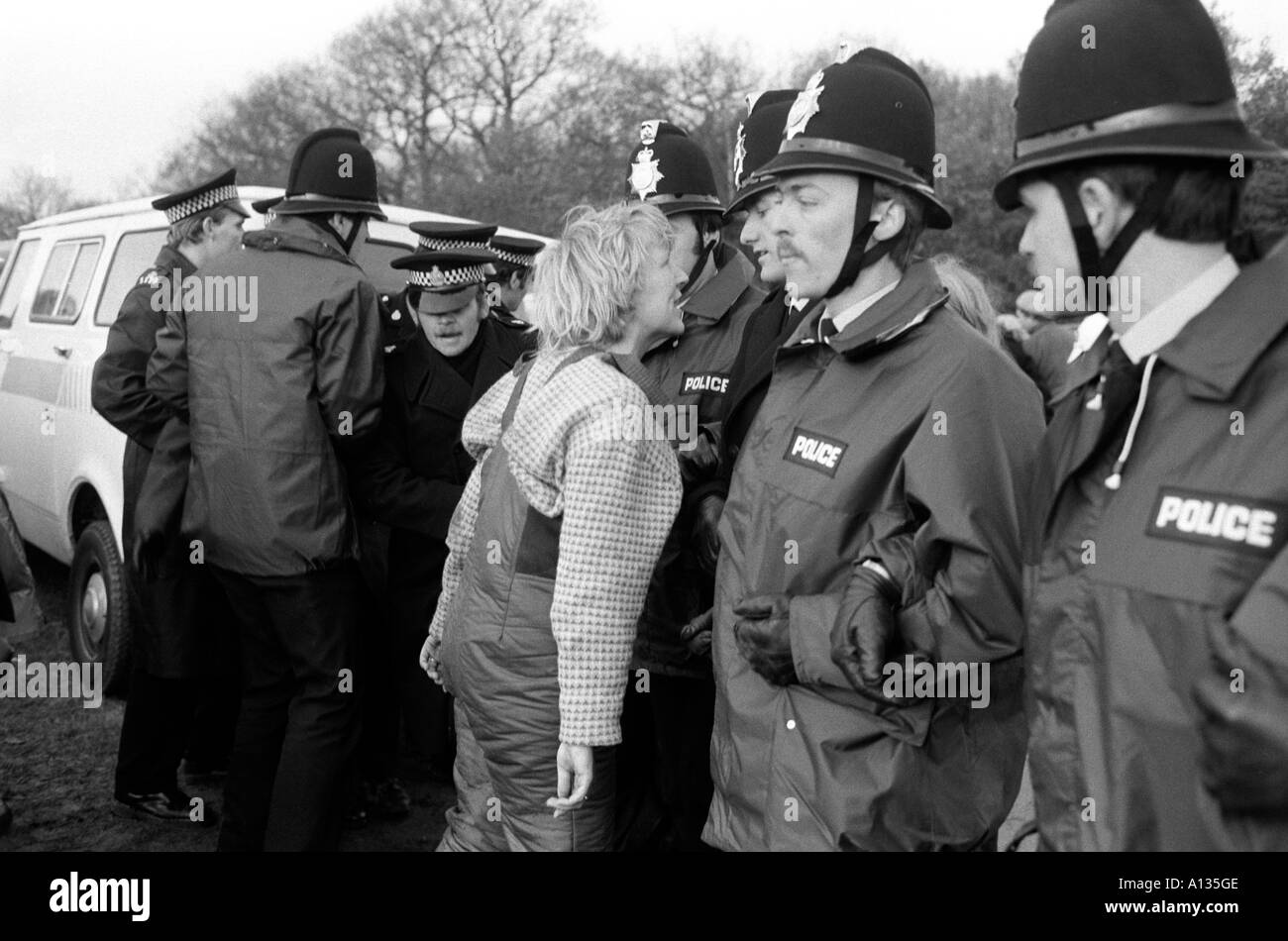 Greenham Common Peace Camp der Frauen CND, protestiert die Frau, die gegen das Geschrei in der Polizeilinie Berkshire 1983 1980S 80s UK HOMER SYKES protestiert Stockfoto