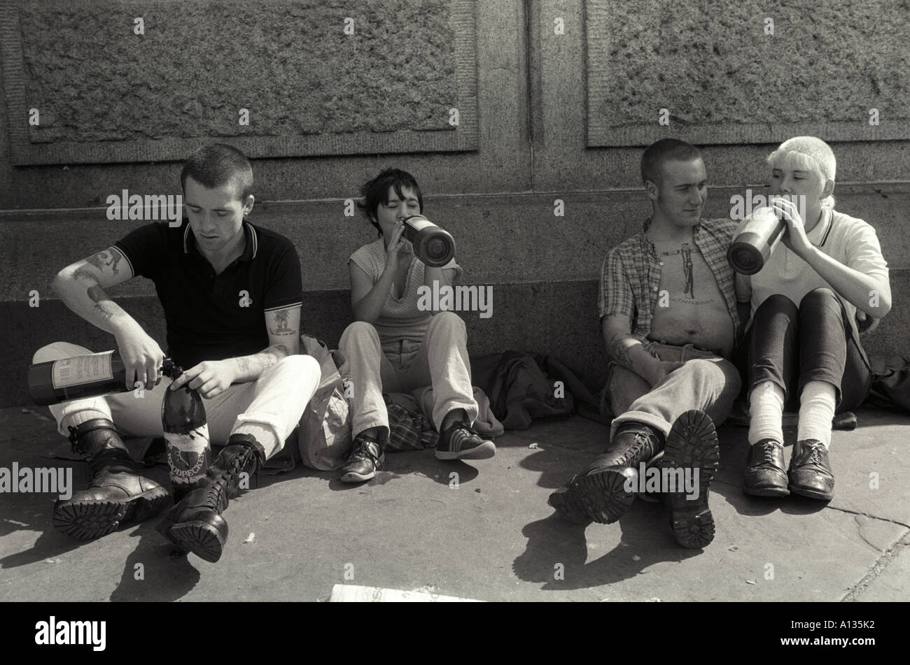 Skinheads trinken und werden betrunken Trafalgar Square London. Bovver Girls trugen Kleidung, die Jungen Jungen Kleidung imitierte. 1982 1980ER UK.HOMER SYKES Stockfoto