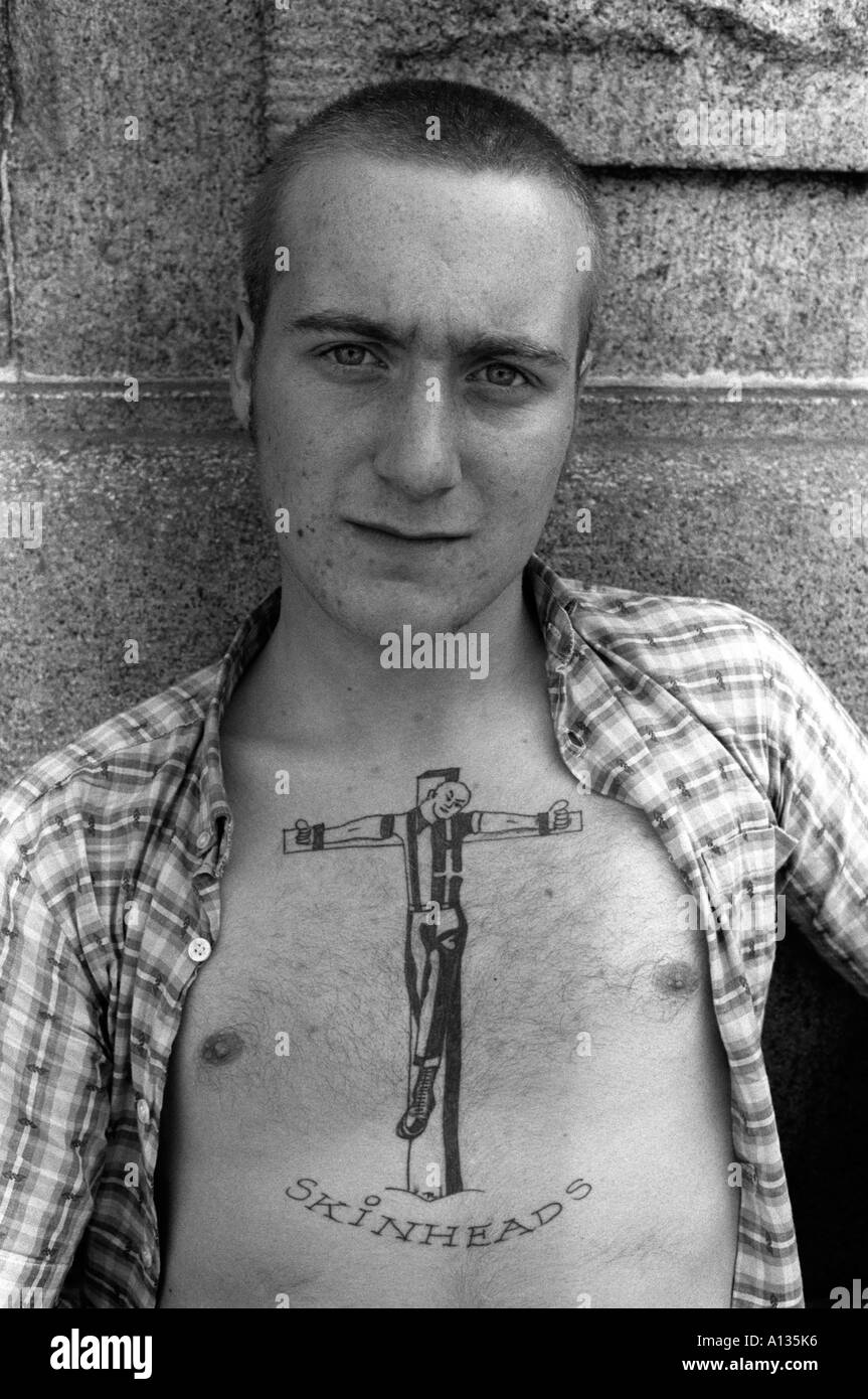 Skinhead mit Tätowierung Jesu als Skinheads, gekreuzigt am Kreuz. 1980er Jahre London 1982 HOMER SYKES Stockfoto