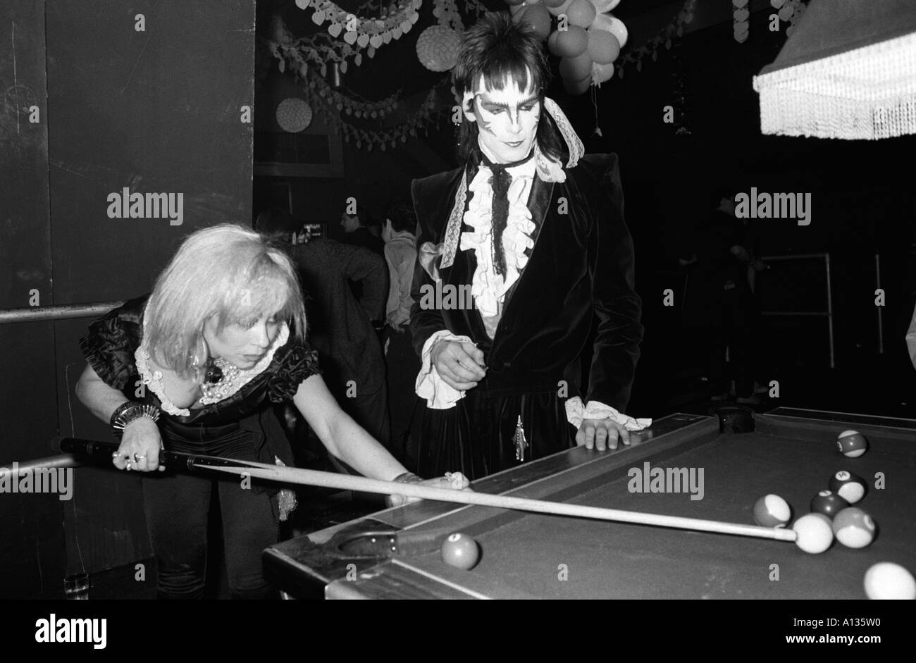 New Romantics spielen Pool in einem unter den Bögen Nachtclub Charing Cross Central London. HOMER SYKES der 1980er Jahre Stockfoto