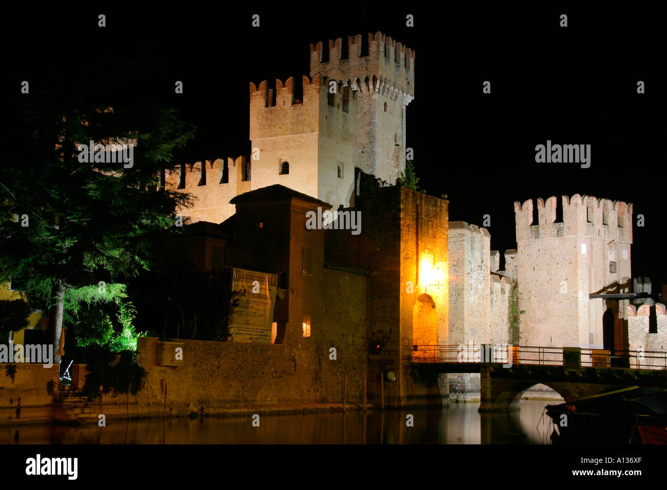 Das wunderschöne Schloss in Sirmione am Gardasee, aufgenommen bei Nacht Stockfoto